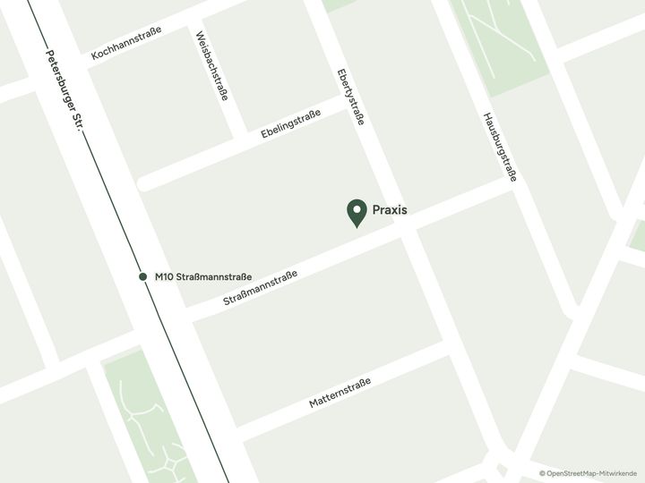 Kartenskizze: Die Praxis liegt in der Straßmannstraße 39 nahe der Ebertystraße. Die Tram-Haltestelle M10 Straßmannstraße an der Petersburger Straße ist etwa 3 Minuten zu Fuß entfernt.